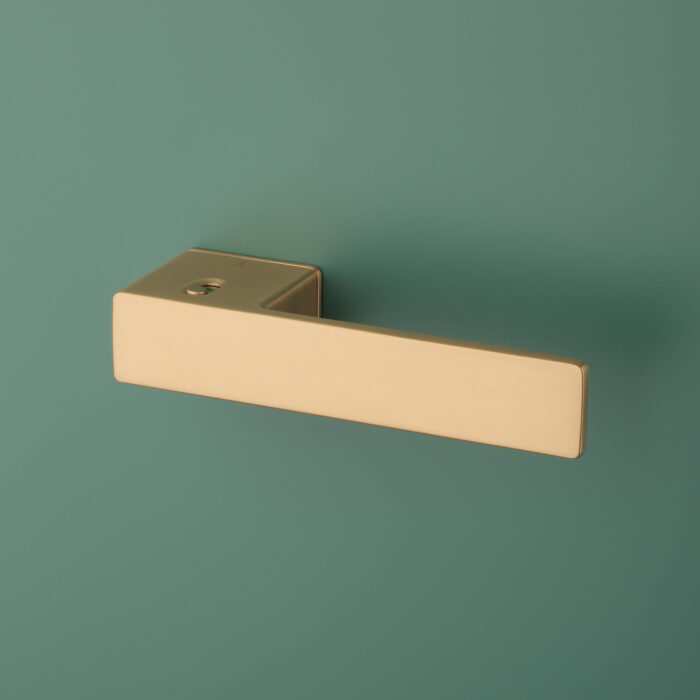 handle-aprile-ludisia-rosette-rth-lock-kg-right Ludisia on Hidden Rosette – modern frameless door handle for internal doors in matt gold finish on green background.