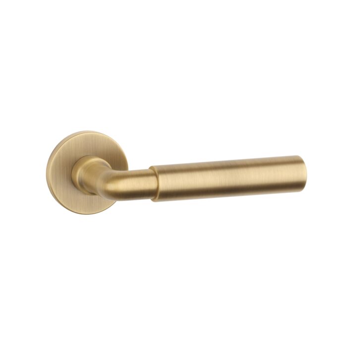 klamka-aprile-bellisa-rozeta-r-slim-7mm-fb-patyn Ficaria on Round Rosette – elegant brass door handle in Antique Patina finish for internal doors.